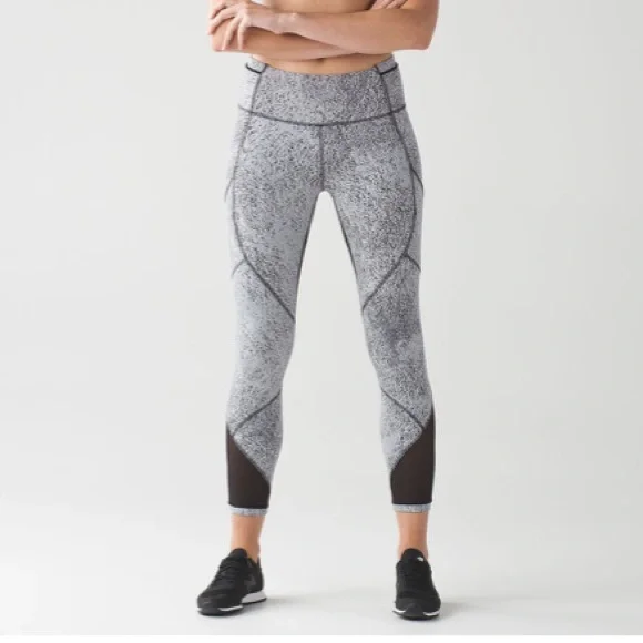 ✨Lululemon Athletica Outrun Tight Sz 4✨ - Picture 2 of 10